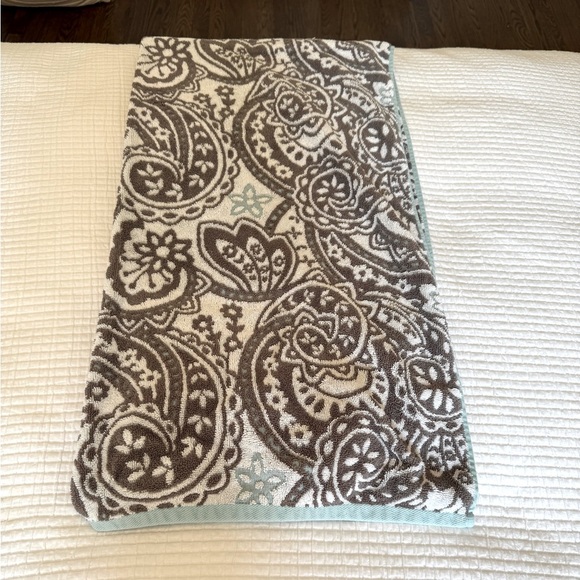 Set of Paisley Bath Towels - Picture 3 of 4
